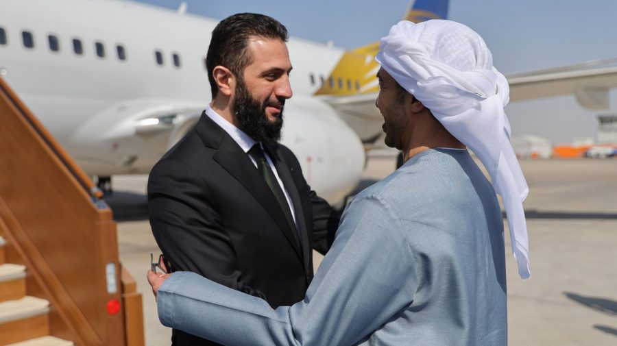 وصول رئيس الجمهورية العربية السورية أحمد الشرع والوفد المرافق له إلى مطار البطين في دولة الإمارات