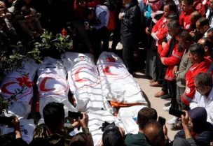 فلسطينيون يشيعون 14 شهداء من الدفاع المدني والهلال الأحمر بخانيونس (رويترز)