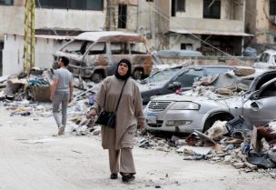 سيارات متضررة في أعقاب غارة جوية إسرائيلية على الضاحية الجنوبية لبيروت، لبنان 1 أبريل/نيسان 2025. رويترز