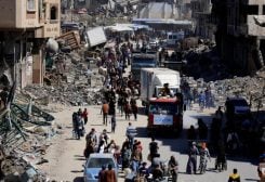 فلسطينيون يفرون من مناطق في الجزء الشرقي من مدينة غزة. رويترز