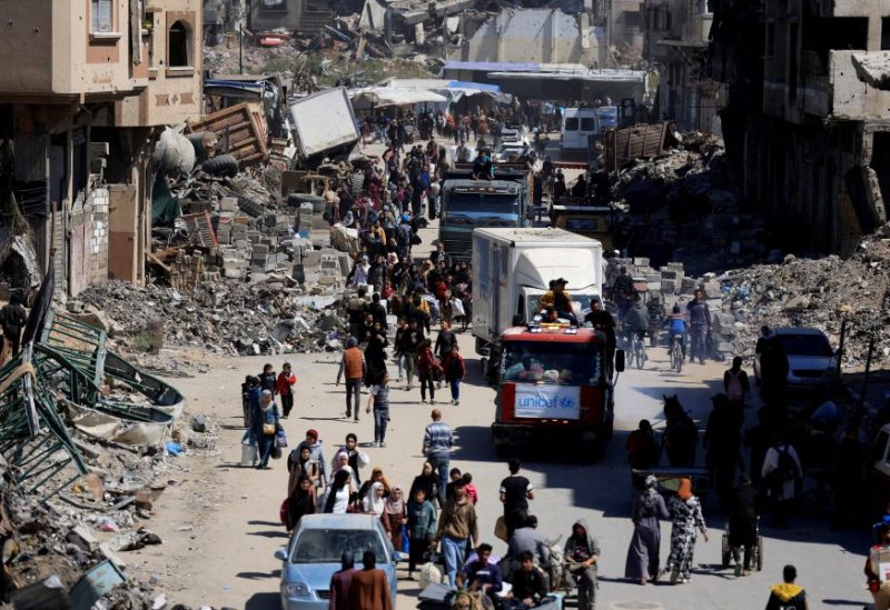 فلسطينيون يفرون من مناطق في الجزء الشرقي من مدينة غزة. رويترز