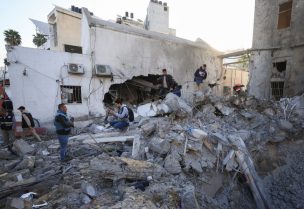 فلسطينيون يتفقدون مبنى داخل المستشفى المعمداني الذي تعرض لصاروخين إسرائيليين بعد وقت قصير من إجلاء المرضى، في مدينة غزة، 13 أبريل/نيسان 2025. رويترز