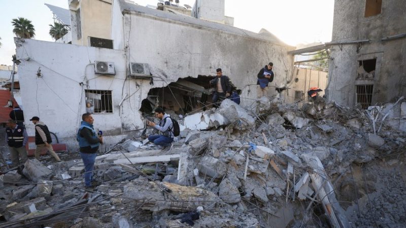 فلسطينيون يتفقدون مبنى داخل المستشفى المعمداني الذي تعرض لصاروخين إسرائيليين بعد وقت قصير من إجلاء المرضى، في مدينة غزة، 13 أبريل/نيسان 2025. رويترز