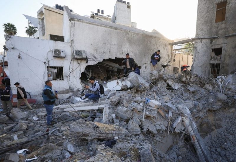 فلسطينيون يتفقدون مبنى داخل المستشفى المعمداني الذي تعرض لصاروخين إسرائيليين بعد وقت قصير من إجلاء المرضى، في مدينة غزة، 13 أبريل/نيسان 2025. رويترز
