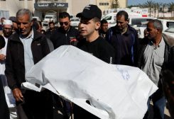 رجل يحمل جثمان فلسطيني استشهد في الغارات الإسرائيلية في مستشفى ناصر في خان يونس جنوب قطاع غزة، 17 أبريل/نيسان 2025. رويترز