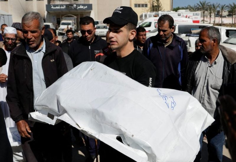 رجل يحمل جثمان فلسطيني استشهد في الغارات الإسرائيلية في مستشفى ناصر في خان يونس جنوب قطاع غزة، 17 أبريل/نيسان 2025. رويترز