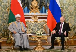 الرئيس الروسي فلاديمير بوتين وسلطان عمان هيثم بن طارق آل سعيد يحضران اجتماعاً في الكرملين في موسكو، روسيا، 22 أبريل/نيسان 2025. سبوتنيك عبر رويترز