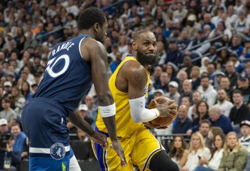 ليبرون جيمس (23) لاعب لوس أنجلوس ليكرز (23) يتقدم نحو السلة متجاوزاً لاعب مينيسوتا تمبروولفز جوليوس راندل (30). رويترز