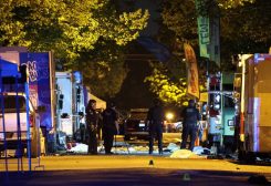 ضباط الشرطة يعملون في مكان الحادث، بينما ترقد جثث الضحايا مغطاة على الأرض، بعد أن اصطدمت سيارة بحشد في حفل يوم لابو لابو الذي تقول الشرطة إن عدة أشخاص قتلوا وأصيبوا فيه، في فانكوفر، كندا، 27 أبريل/نيسان 2025. رويترز