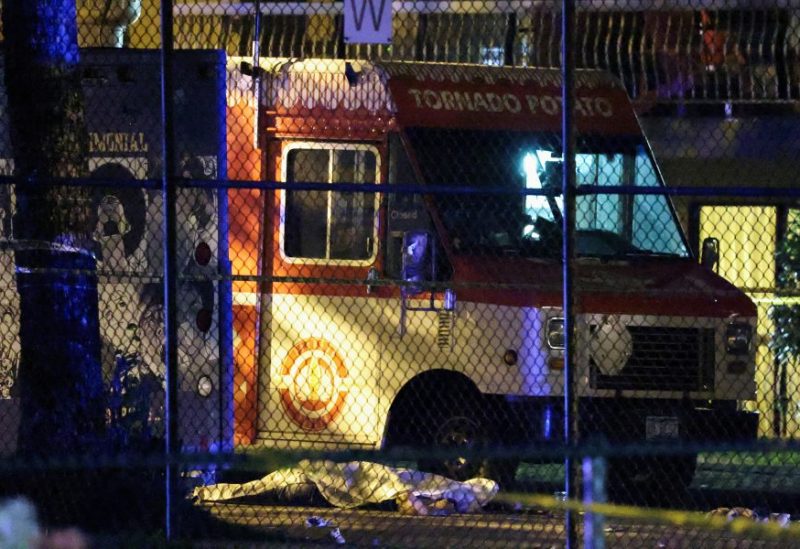 جثة ضحية ملقاة على الأرض مغطاة بعد أن اصطدمت سيارة بحشد من الناس في حفل يوم لابو لابو الذي تقول الشرطة إن عدة أشخاص قتلوا وأصيبوا فيه، في فانكوفر، كندا، 27 أبريل/نيسان 2025. رويترز