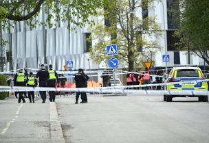 ضباط شرطة يعملون في مكان الحادث حيث قتل عدة أشخاص بعد سلسلة من الأصوات التي تشير إلى إطلاق نار، وفقًا للشرطة، في ميدان فاكسالا في أوبسالا، السويد، 29 أبريل/نيسان 2025. رويترز