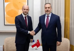 وزير الخارجية التركي هاكان فيدان مع نظيره الفرنسي جان نويل بارو