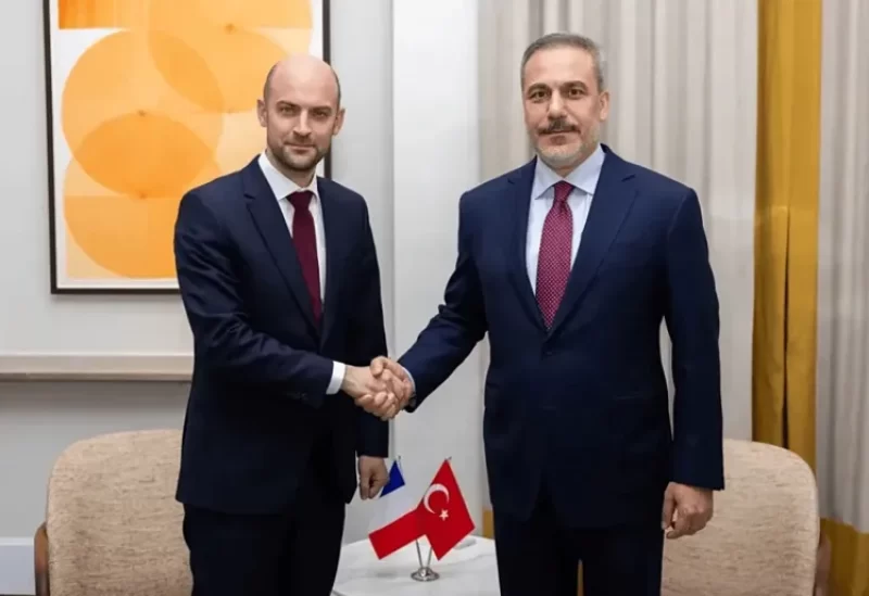 وزير الخارجية التركي هاكان فيدان مع نظيره الفرنسي جان نويل بارو