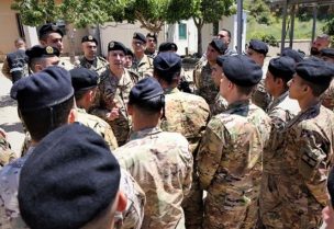 قائد الجيش العماد رودولف هيكل في ثكنة عصام شمعون - النبطية
