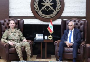 نقيب محرري الصحافة اللبنانية جوزف القصيفي خلال لقائه قائد الجيش العماد رودولف هيكل