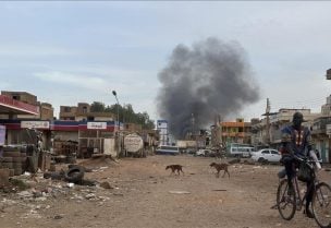 من مشاهد الحرب في السودان - رويترز