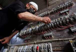 الكهرباء في العراق تعاني مشكلات هيكلية من التوليد إلى النقل ثم التوزيع (رويترز)