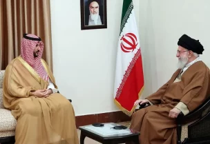 الأمير خالد بن سلمان في أثناء تسليمه رسالة العاهل السعودي للمرشد الإيراني