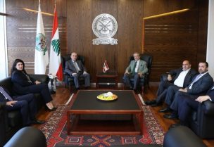 وزير الدفاع الوطني اللواء ميشال منسى مستقبلاً المدير العام لمصرف الإسكان الدكتور أنطوان حبيب والوفد المرافق له