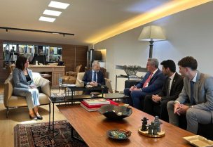 النائب جبران باسيل خلال استقباله السيناتور الفرنسي ستيفان رافييه والوفد المرافق بحضور النائبة ندى البستاني