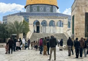 مستوطنون يقتحمون الأقصى اليوم بحراسة الشرطة الإسرائيلية (الأناضول)