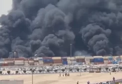صورة من فيديو متداول للحريق الذي أعقب الانفجار في ميناء رجائي ببندر عباس جنوبي إيران