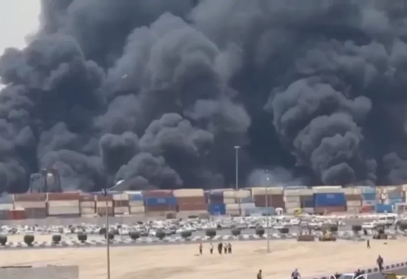 صورة من فيديو متداول للحريق الذي أعقب الانفجار في ميناء رجائي ببندر عباس جنوبي إيران