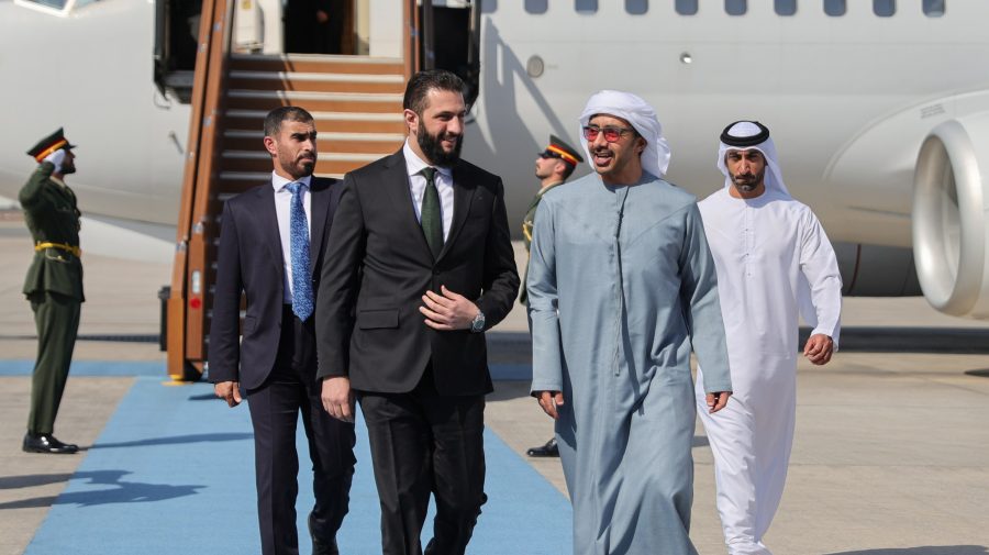 وصول رئيس الجمهورية العربية السورية أحمد الشرع والوفد المرافق له إلى مطار البطين في دولة الإمارات