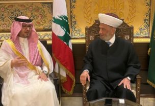 مفتي الجمهورية الشيخ عبد اللطيف دريان خلال استقباله سفير المملكة العربية السعودية وليد بخاري في دار الفتوى