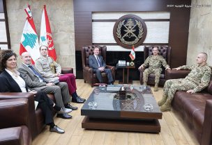 قائد الجيش العماد رودولف هيكل يلتفي السفير البريطاني في لبنان Hamish Cowell يرافقه الملحق العسكري المقدم Charles Smith. قيادة الجيش-مديرية التوجيه