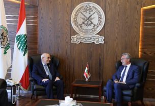 وزير الدفاع الوطني اللواء ميشال منسى والسيناتور الفرنسي ستيفان رافييه
