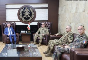 قائد الجيش العماد رودولف هيكل يستقبل السيناتور الفرنسي ستيفان رافيه، يرافقه الملحق العسكري الفرنسي في لبنان العقيد برونو كوستانتيني