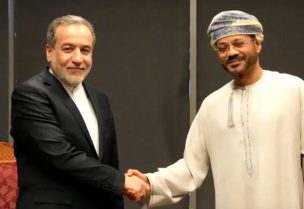وزير الخارجية الإيراني مع نظيره العماني (رويترز)