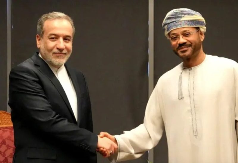 وزير الخارجية الإيراني مع نظيره العماني (رويترز)