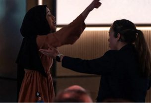 متظاهرة تواجه مصطفى سليمان، الرئيس التنفيذي لشركة مايكروسوفت للذكاء الاصطناعي (أ ف ب)