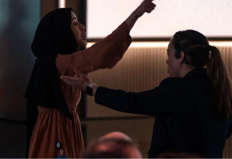 متظاهرة تواجه مصطفى سليمان، الرئيس التنفيذي لشركة مايكروسوفت للذكاء الاصطناعي (أ ف ب)