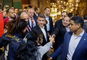 السيسي يصطحب ماكرون في جولة بسوق خان الخليلي وسط القاهرة (الفرنسية)