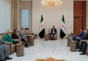 الرئيس السوري أحمد الشرع ووزير الخارجية أسعد الشيباني يلتقيان مع عضو الكونغرس الأمريكي "كوري لي ميلز" في قصر الشعب بالعاصمة دمشق. (الرئاسة السورية)