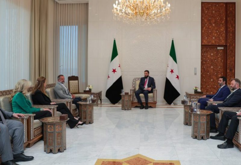 الرئيس السوري أحمد الشرع ووزير الخارجية أسعد الشيباني يلتقيان مع عضو الكونغرس الأمريكي "كوري لي ميلز" في قصر الشعب بالعاصمة دمشق. (الرئاسة السورية)