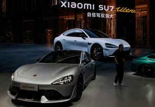 سيارة كهربائية من طراز (شاومي SU7 )Xiaomi SU7 Ultra معروضة خلال يوم إعلامي في معرض شنغهاي للسيارات في شنغهاي، الصين