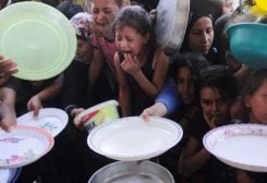 أطفال في غزة ينتظرون الطعام (أرشيفية- رويترز)