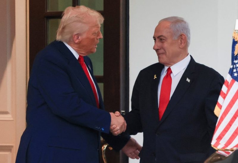 رئيس الوزراء الإسرائيلي بنيامين نتنياهو والرئيس الأمريكي دونالد ترامب يتصافحان بعد اجتماع في البيت الأبيض في واشنطن، الولايات المتحدة، 7 أبريل/نيسان 2025. رويترز