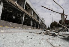 الأضرار في مطار صنعاء الدولي في أعقاب غارة جوية إسرائيلية في صنعاء، اليمن، 7 مايو/أيار 2025. رويترز