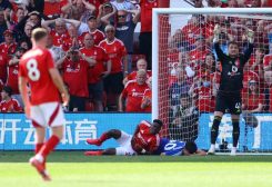 تايو أونيي لاعب نوتنغهام فورست بعد تعرضه للإصابة. رويترز