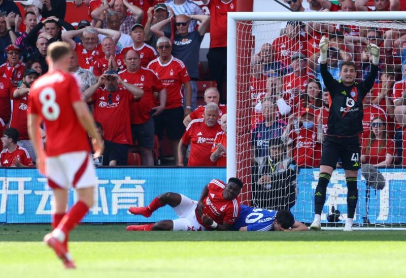 تايو أونيي لاعب نوتنغهام فورست بعد تعرضه للإصابة. رويترز