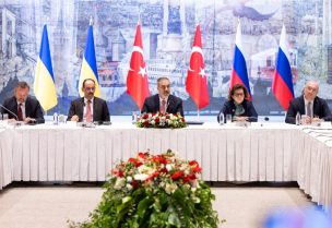وزير الخارجية التركي هاكان فيدان يترأس اجتماعاً بين المفاوضين الأوكرانيين والروس في إسطنبول، تركيا، 16 مايو/أيار 2025. رويترز