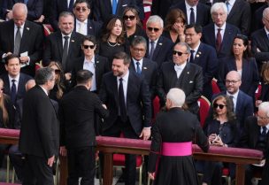 الرئيس الأوكراني فولوديمير زيلينسكي يصافح نائب الرئيس الأمريكي جي دي فانس أثناء تجمعهما لحضور القداس الافتتاحي لحبرية البابا ليو الرابع عشر في ساحة القديس بطرس في الفاتيكان، الأحد 18 مايو/أيار 2025. رويترز