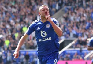 جيمي فاردي لاعب ليستر سيتي يحتفل بتسجيل هدف في مرمى إبسويتش تاون. رويترز