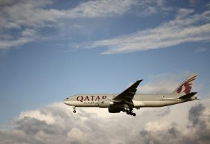طائرة شحن تابعة للخطوط الجوية القطرية من طراز بوينغ 777 تقلع من مطار باريس شارل ديغول في رواسي أون فرانس بالقرب من باريس، فرنسا، 2 ديسمبر/كانون الأول 2021. رويترز