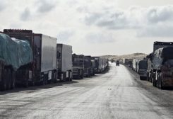 شاحنات محملة بالمساعدات الإنسانية لغزة لا تزال تنتظر في العريش للدخول عبر الحدود، في مدينة العريش شمال سيناء، مصر، 19 مايو/أيار 2025. رويترز